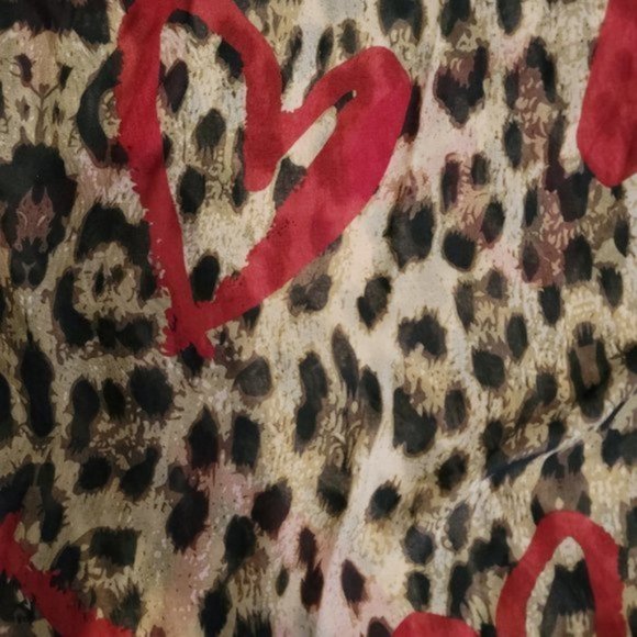 Women's Cheetah Print and Heart Print Scarf Size 31 Inch Wide & 62 Inch Long - Picture 4 of 5